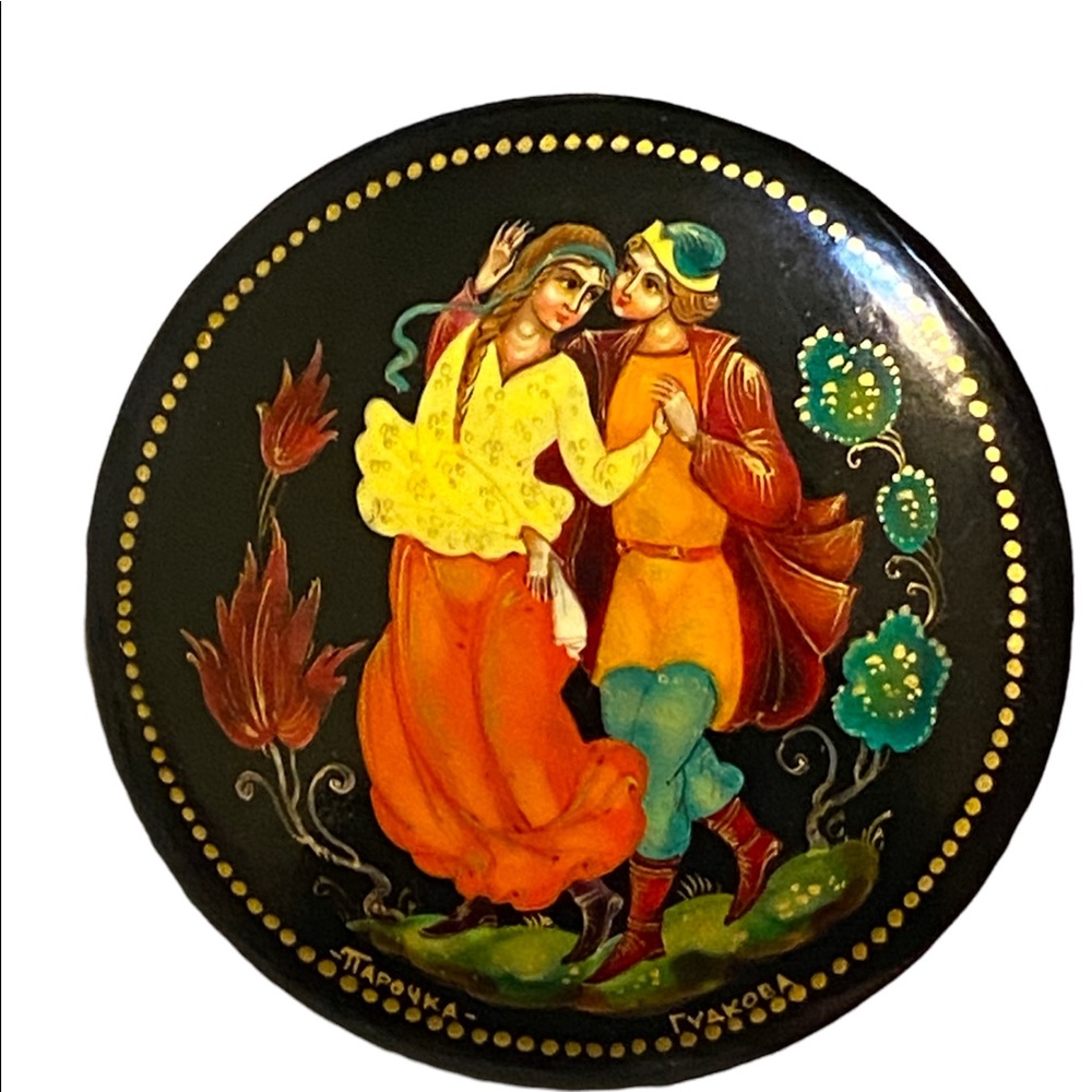 RUSSIAN HAND-PAINTED LACQUERED BROOCH signed
